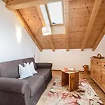 Wernerhof Rosengarten アパート サン・ジェネージオ・アテジーノ